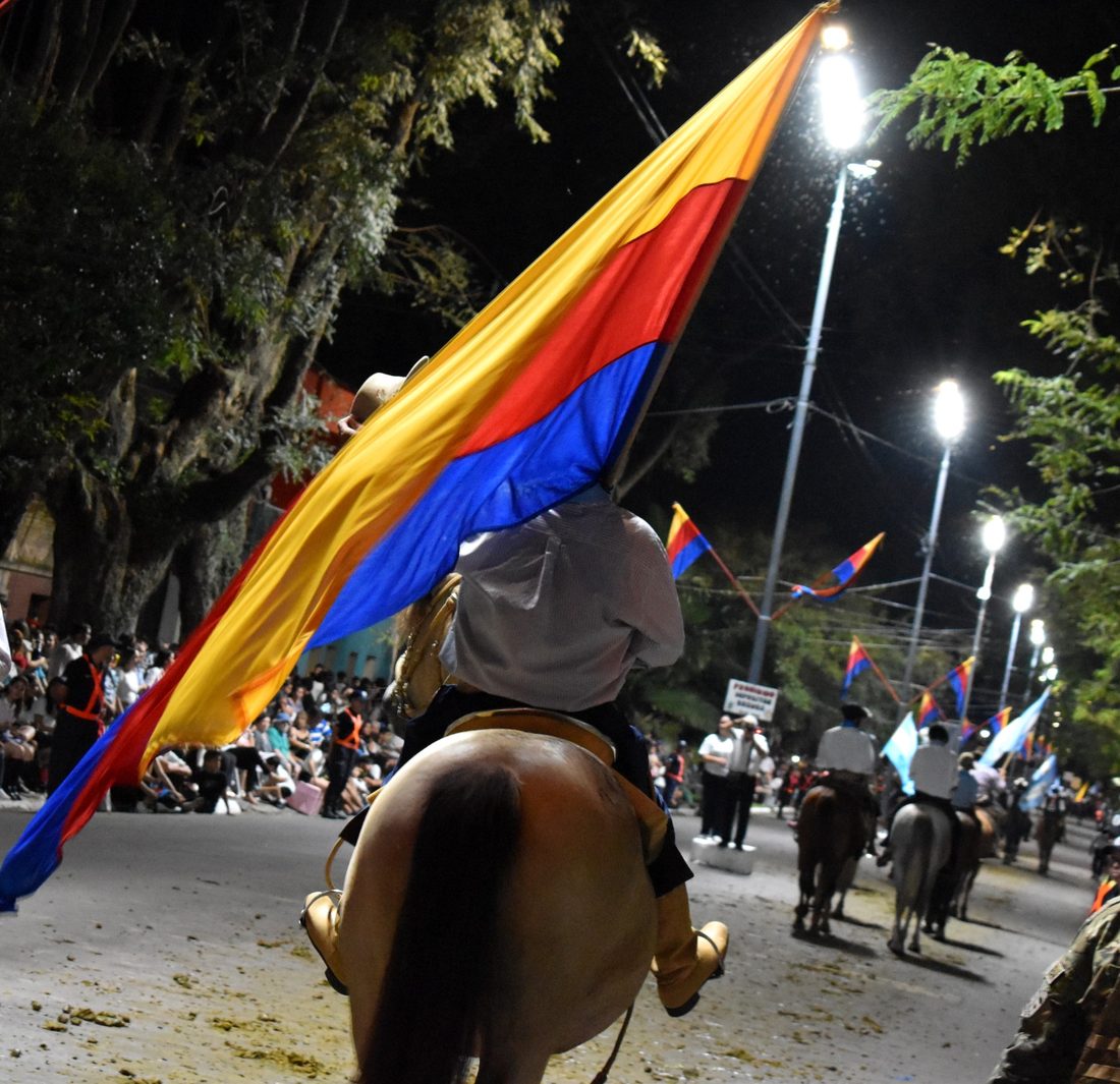 La bandera de Curuzú Cuatiá en el desfile